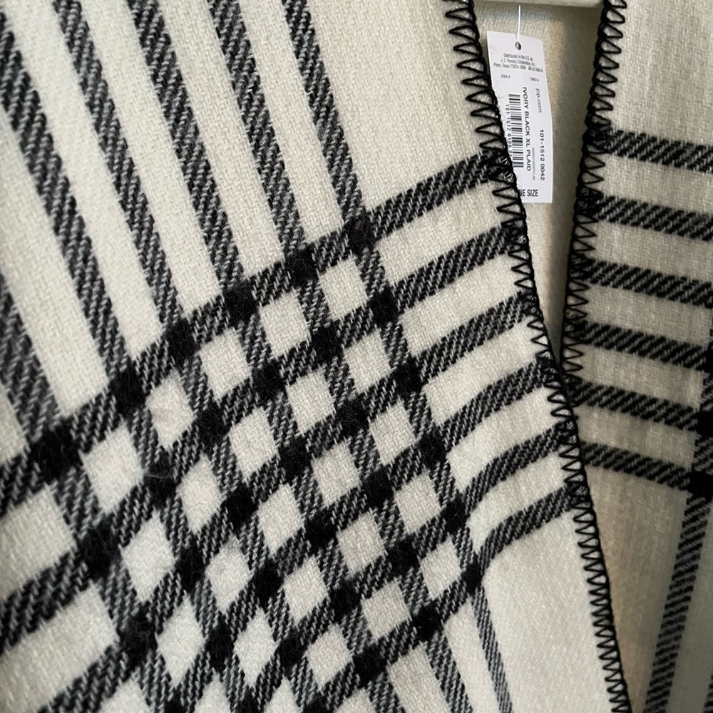 Poncho - Picture 3 of 3